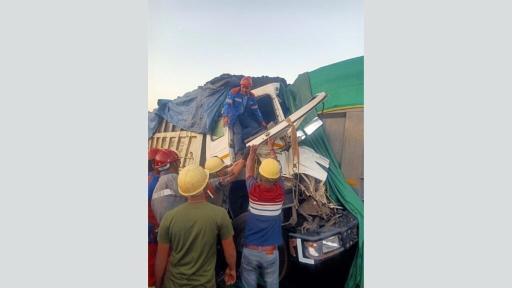 AM/NS India’s fire team rescues dumper truck driver from mangled cabin after accident - PNN Digital